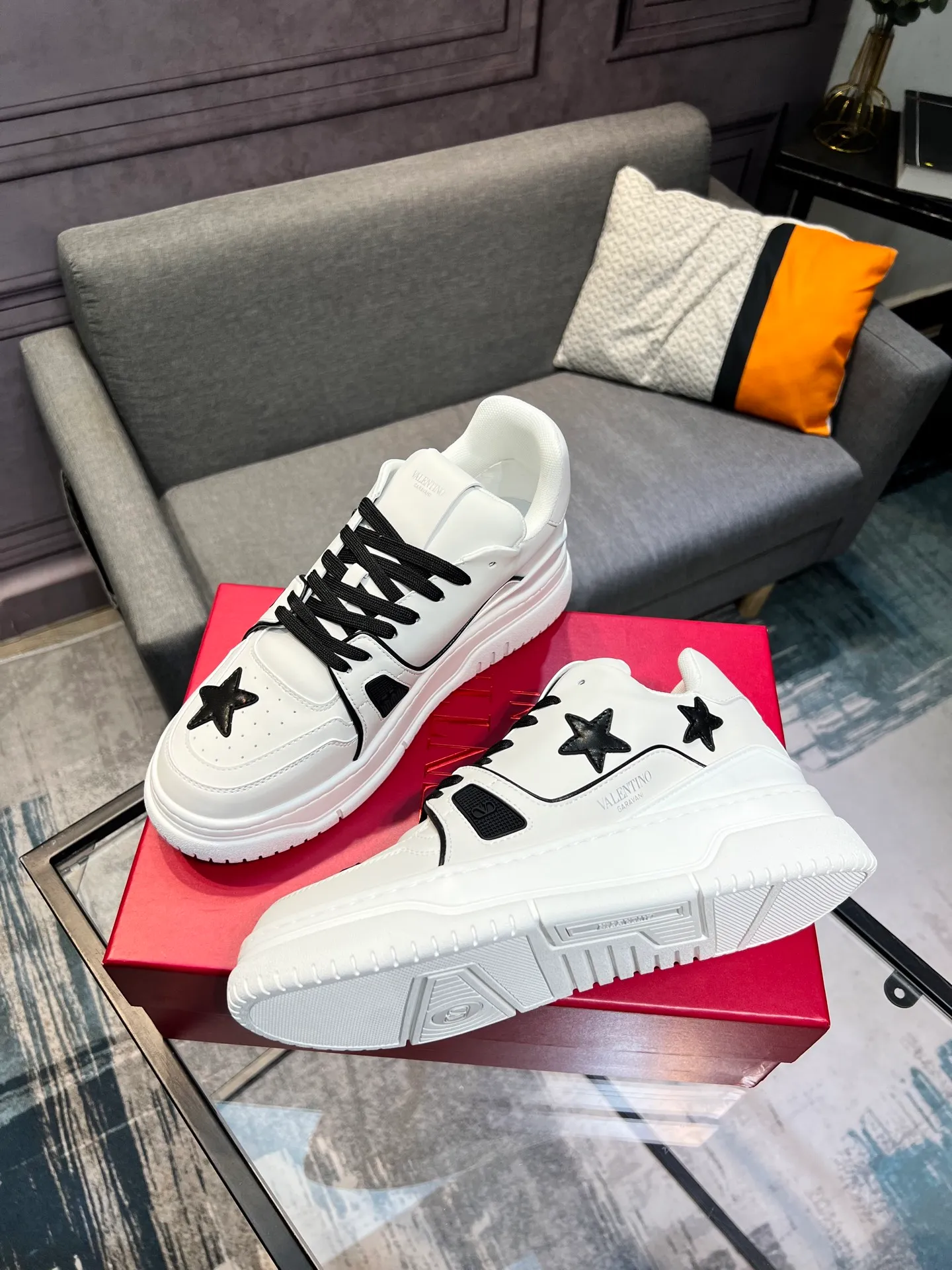Men's Men's Shoes 💰660 Valentino 2023 early autumn new star shoes are now online! Wang Hedi and Ren Jialun have been worn by many celebrities. Who can refuse the same couple shoes as Wang Hedi! The design of Stars Stab My Heart is cool and spicy. The material of the shoes is cowhide, and every color is beautiful! Size 35-40, men’s size 39-44 (women’s 41, men’s 38, 45🉑️customized)